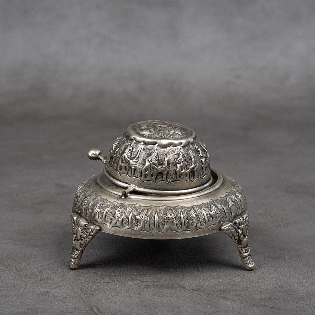 Bonbonniere with lid made of silver-plated brass
