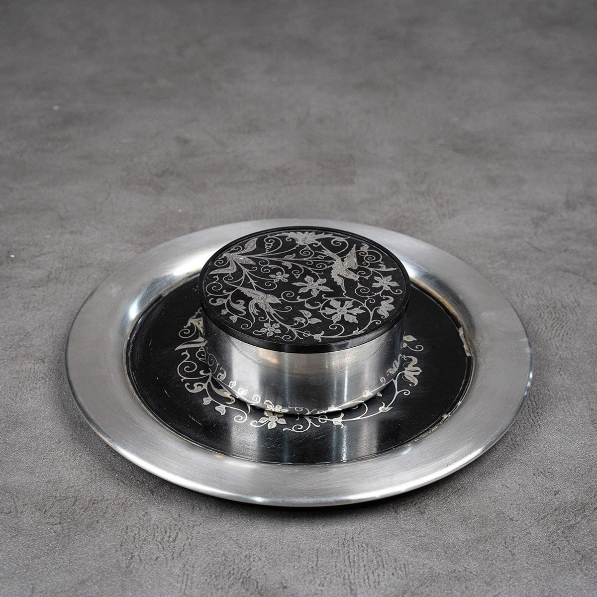 Plate with bonbonniere and lid