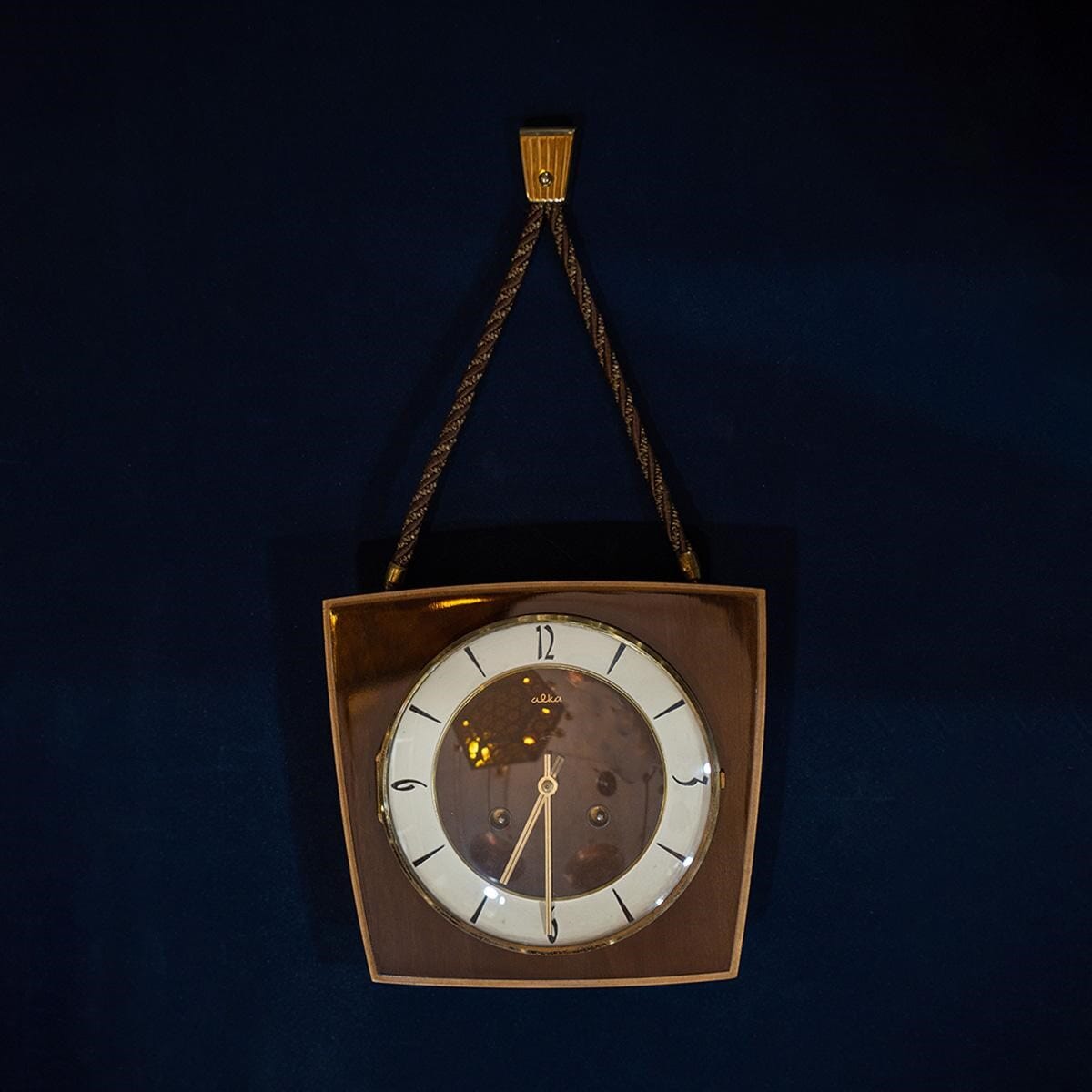 Old clock that works by linking