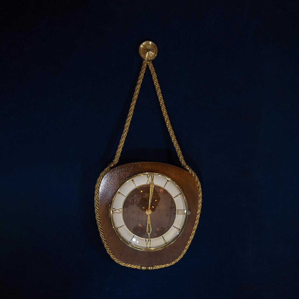 Old clock that works by linking