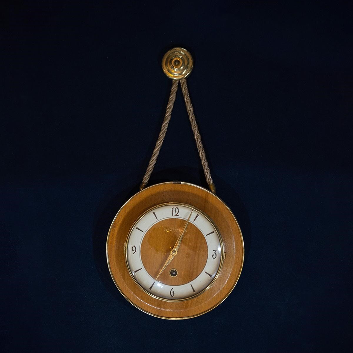 Old clock that works by linking