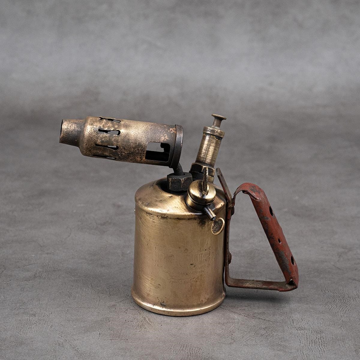 A burner used in the past by carpenters and blacksmiths